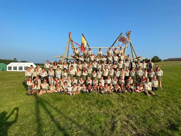 Groepsfoto op kamp, bekijk meer op Instagram (opent in een nieuw tabblad)